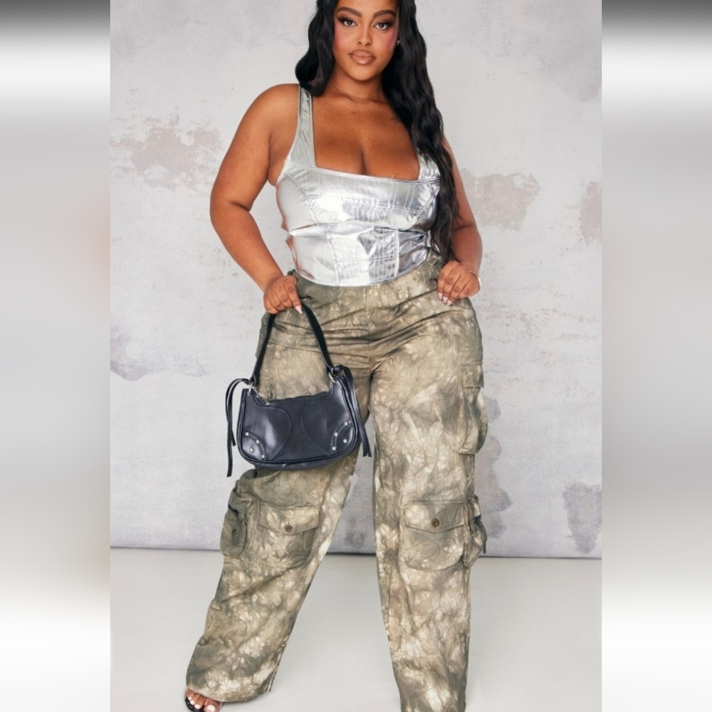 NWT PrettyLittleThing Plus Camo Pocket Detail Cargo Trouser-Khaki